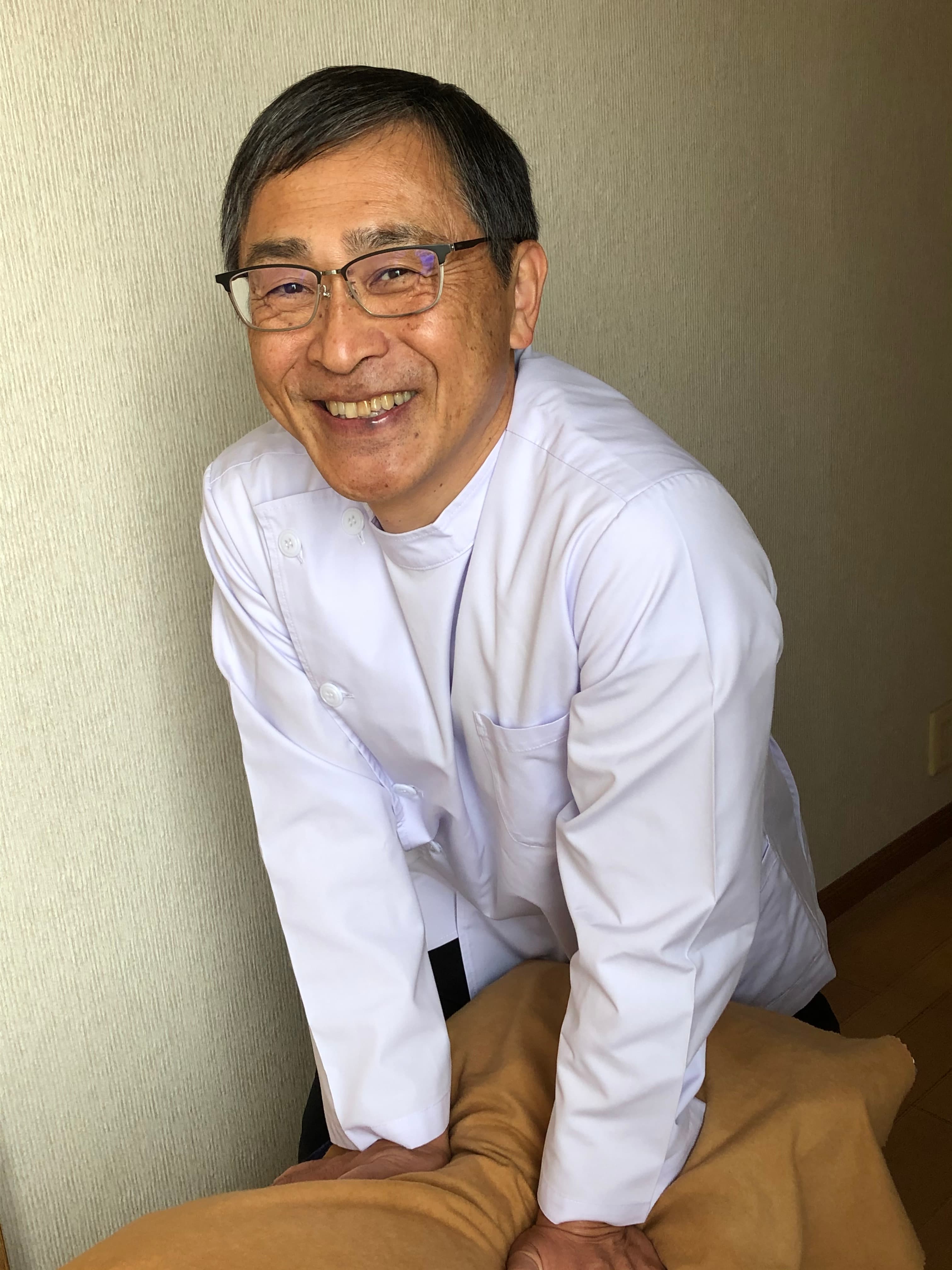 院内でリハビリ整体の触診を行う専門家